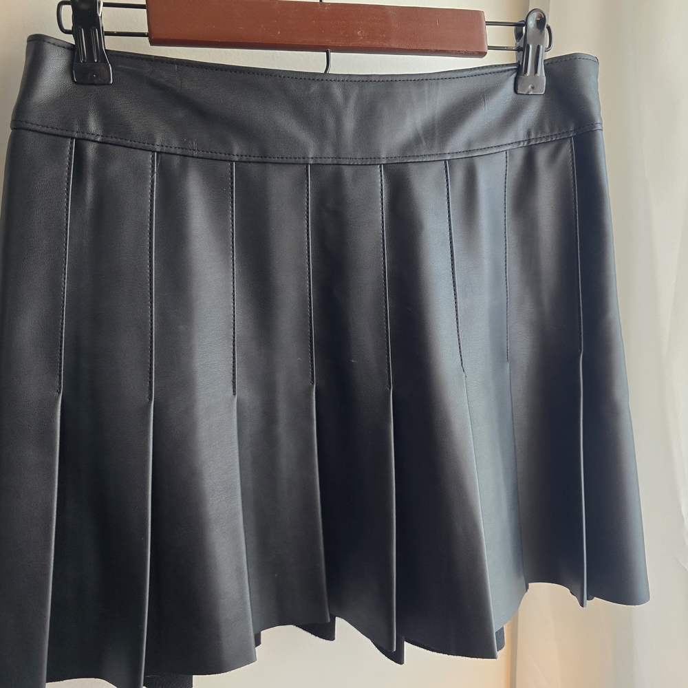 Abercrombie & Fitch Vegan Leather Pleated Skirt – Black – Size M